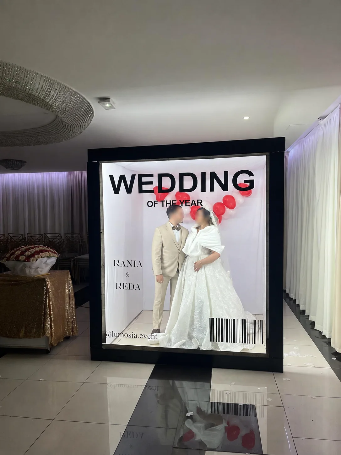 Couple de mariés posant dans une Magazine Box personnalisée