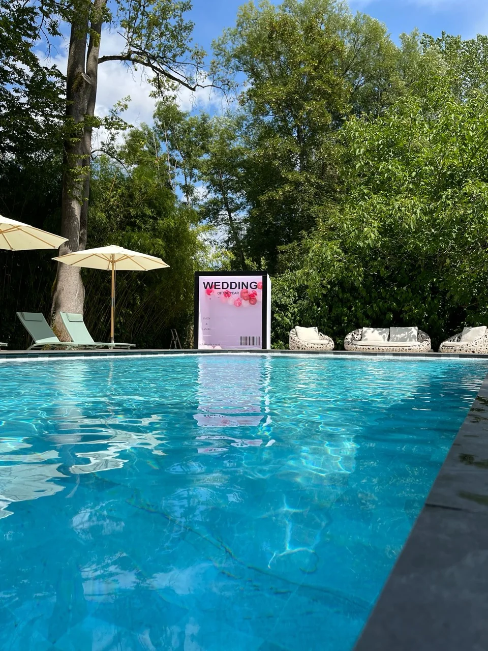 Magazine Box installé au bord d’une piscine