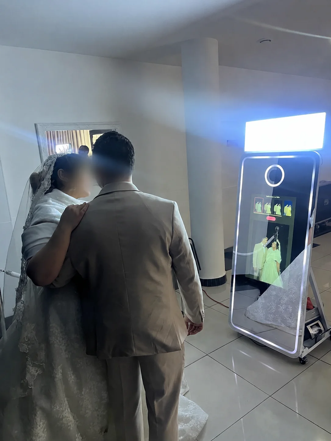 Couple découvrant une borne photo miroir pendant sa réception