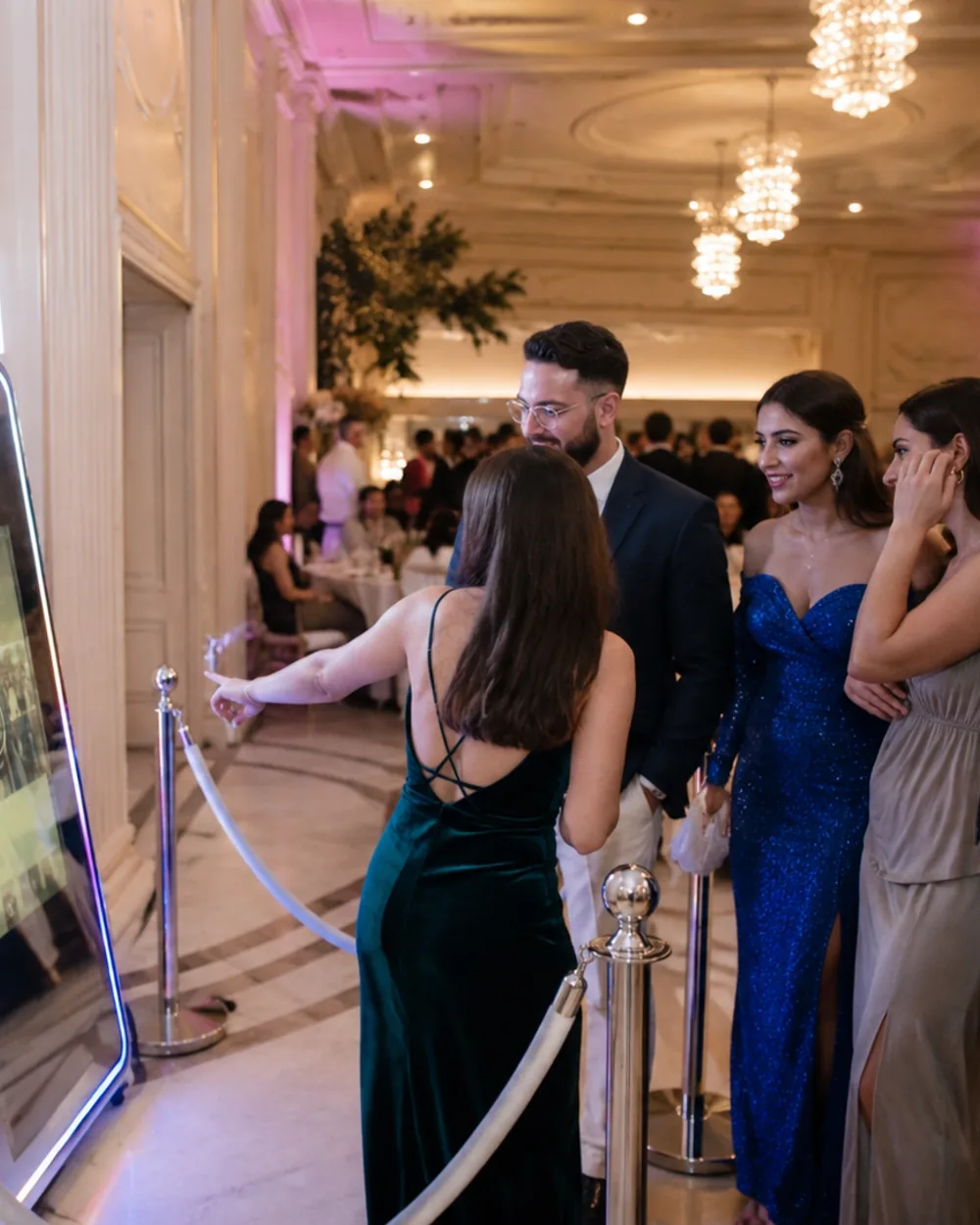 Mariage — invitée déclenchant la prise de vue sur la borne miroir