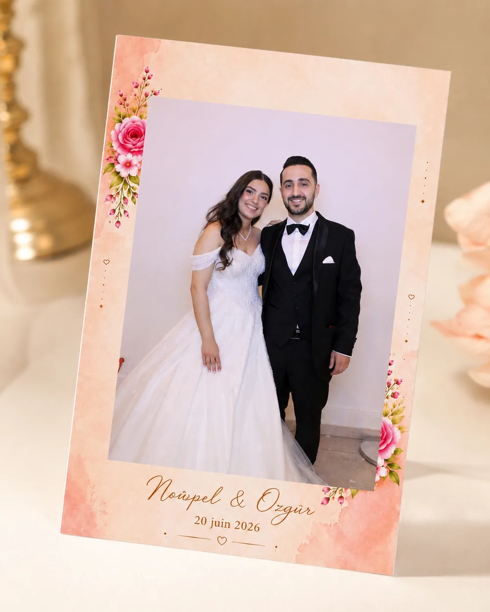 Tirage photo de mariage encadré rose posé sur une table de réception
